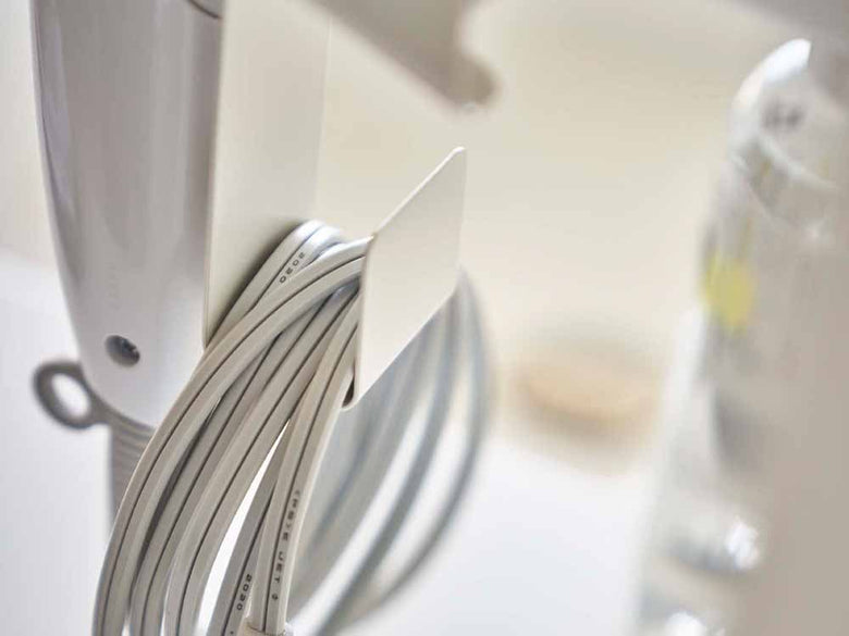 山崎タワー製棚下ドライヤーホルダーと電線