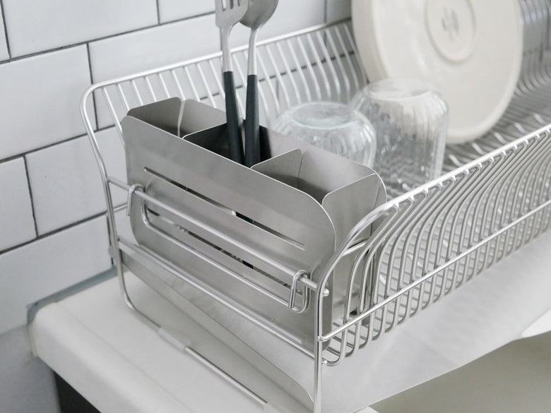 hanautaのシルバー製横置き水切りラック。18-8ステンレスとローズゴールドメッキのハンドルを備え、カトラリーや食器を整理できるキッチン用スタンド