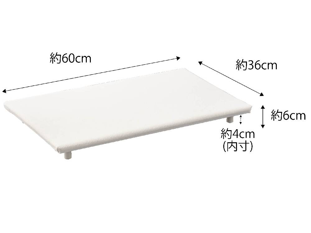 白い家具とスツールが揃うリビングルーム