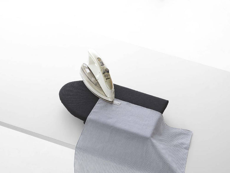 シルバーとメッシュを組み合わせたタワー舟型アイロン台