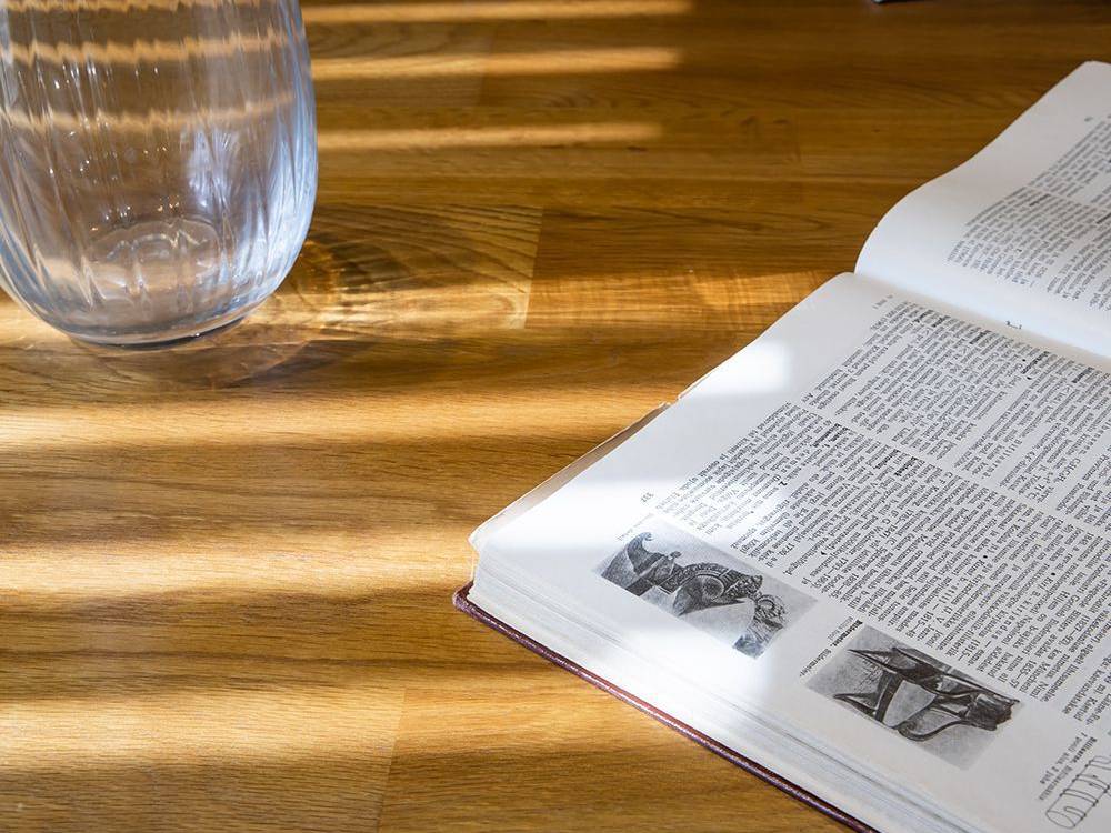 オーク突板とアイアン脚の丸型ダイニングテーブル