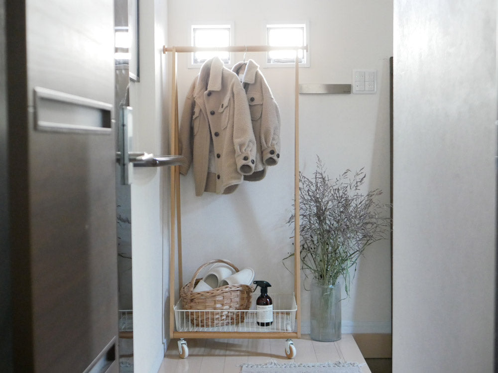 Mashリヴコートハンガー、木製フレームとスチールバスケット