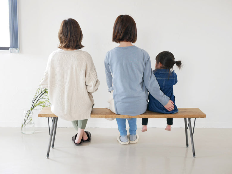 四角商店のオーク無垢木製ベンチ。オイル仕上げの天板とクリアラッカー塗装の鉄脚を特徴とするデザイン。