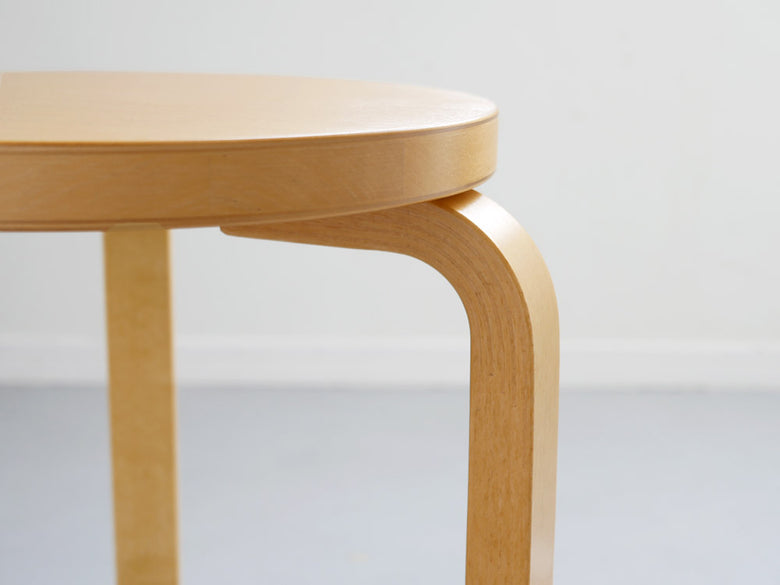 アルヴァ・アールトデザインのアルテック製スツール60、バーチ材ハミーステイン仕上げで直径38cm高さ44cmのシンプルなデザイン