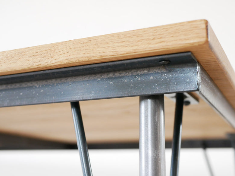 四角商店のオーク無垢集成材天板とクリアラッカー塗装の鉄脚が特徴的なスタイリッシュなダイニングテーブル