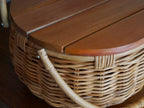 蓋がテーブルになるラタンバスケット