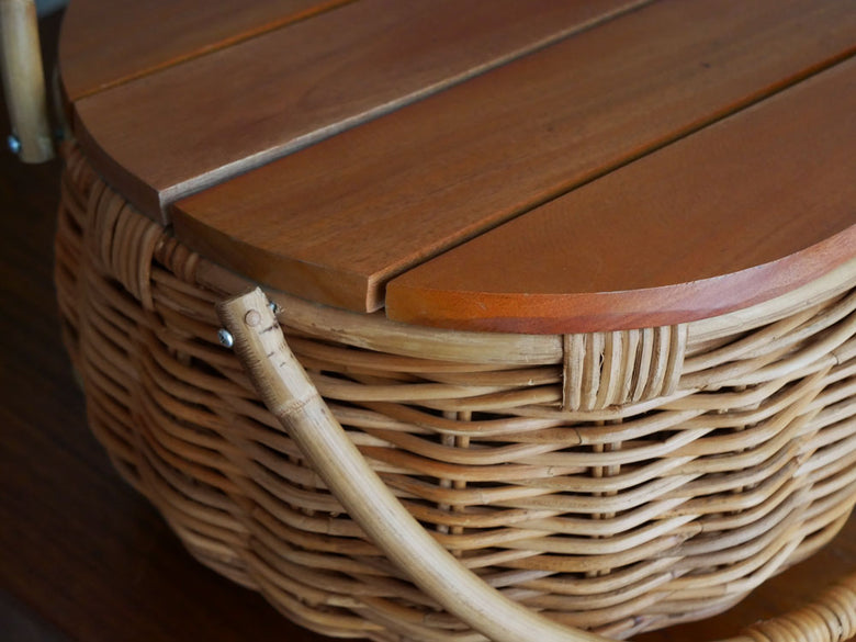 蓋がテーブルになるラタンバスケット