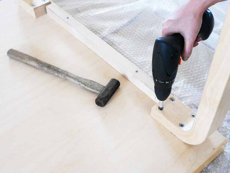 アルヴァ・アアルトデザインのバーチ材テーブル82A82B、クリアラッカー仕上げのシンプルでモダンな木製テーブル