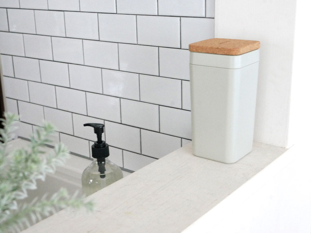 サラサデザインのb2cウェットティッシュスタンド。コルク蓋付きで高さ約19cm、ABSとシリコン製。