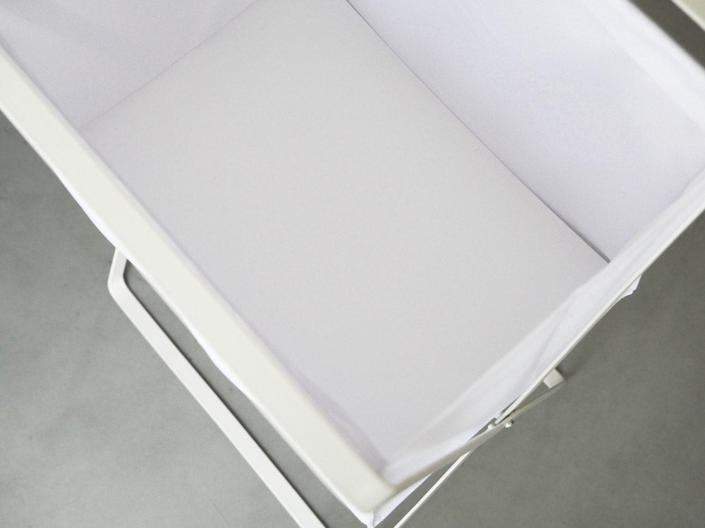 タワーの高床式折りたたみランドリーバスケット