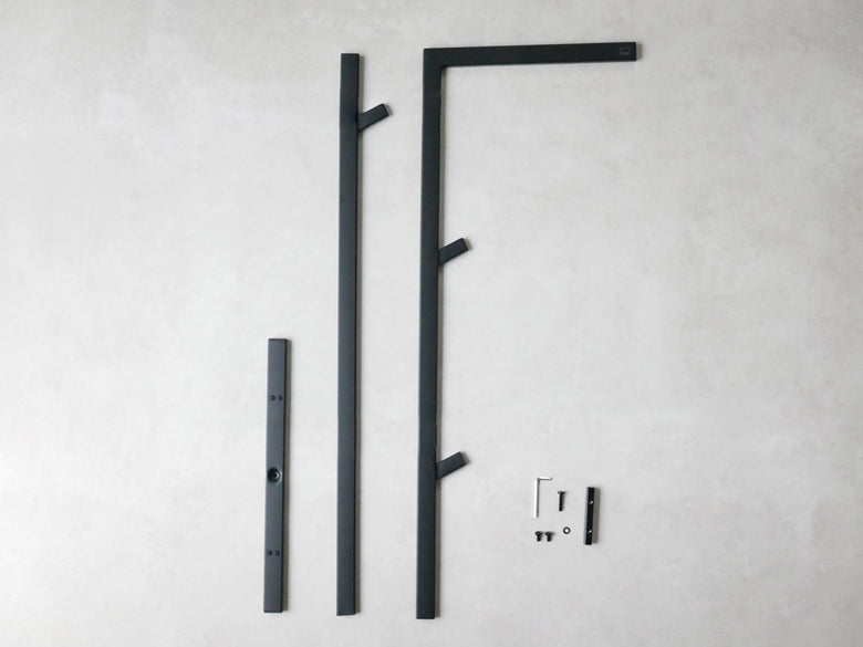 LINE/Yamazakiブランドのスリムコートハンガー。高さ160cm、スチール製で滑り止めシリコーンキャップ付き。狭いスペースに最適なデザイン