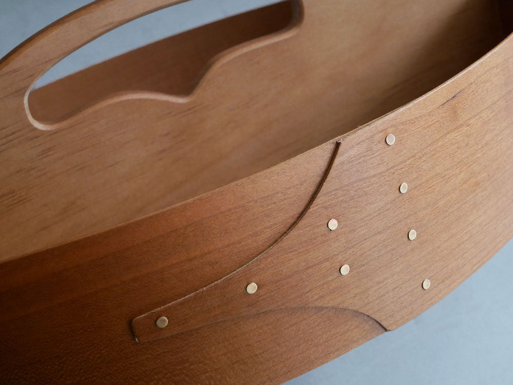 チェリー材製の【アクシス】シェーカートレイ