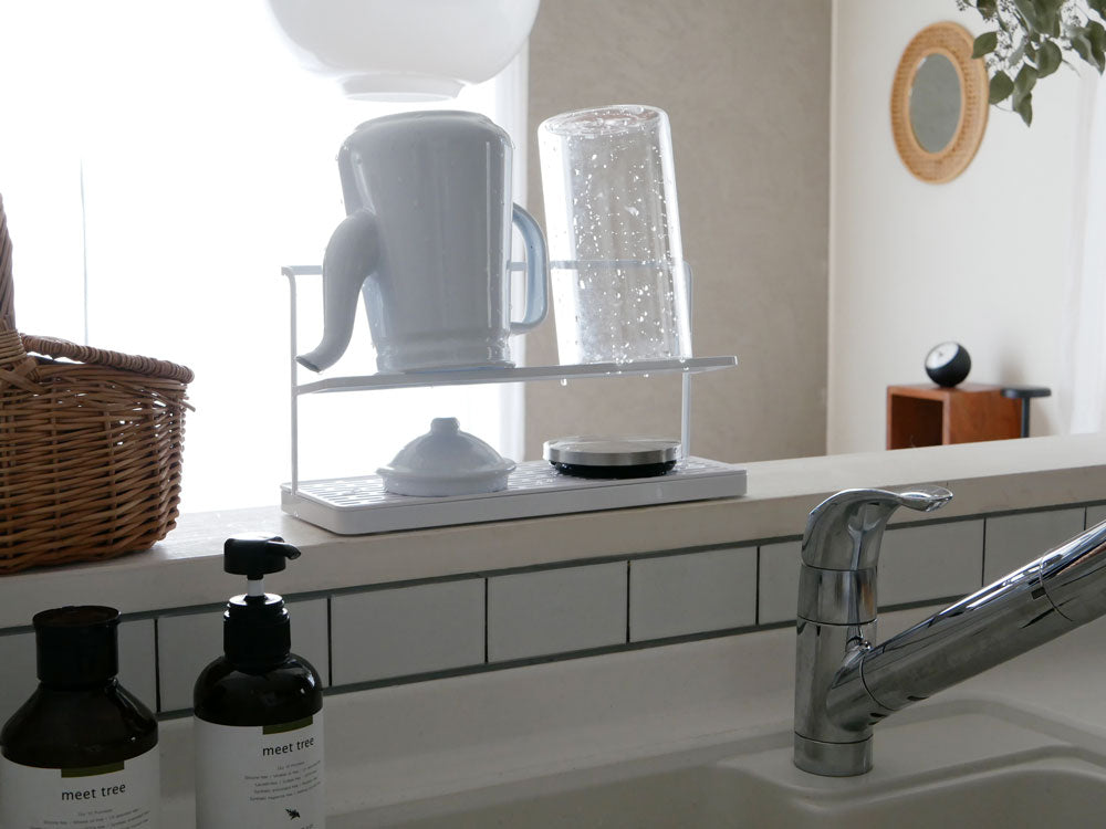 towerブランドのワイドジャグボトルスタンドとマグボトルが並んだ写真