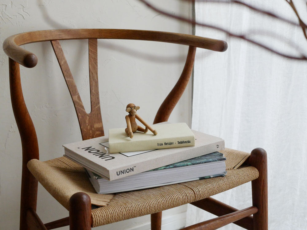 KAY BOJESENのステインドオーク材を使用したミニブラックサイズの木製モンキースカルプチャー