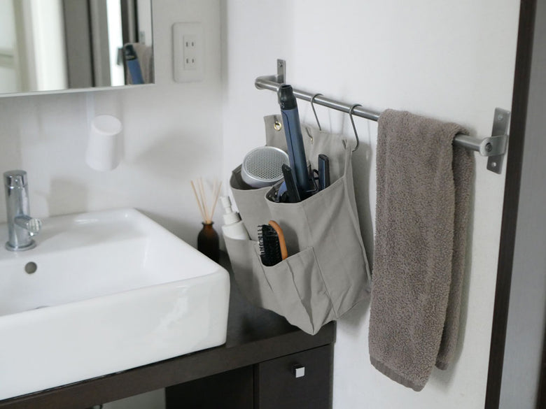 Horn Please MADE製のキャンバスハンギングアレンジメントポケット。縦60cm、高さ7cmの複数ポケットが配置された100％綿素材の商品画像