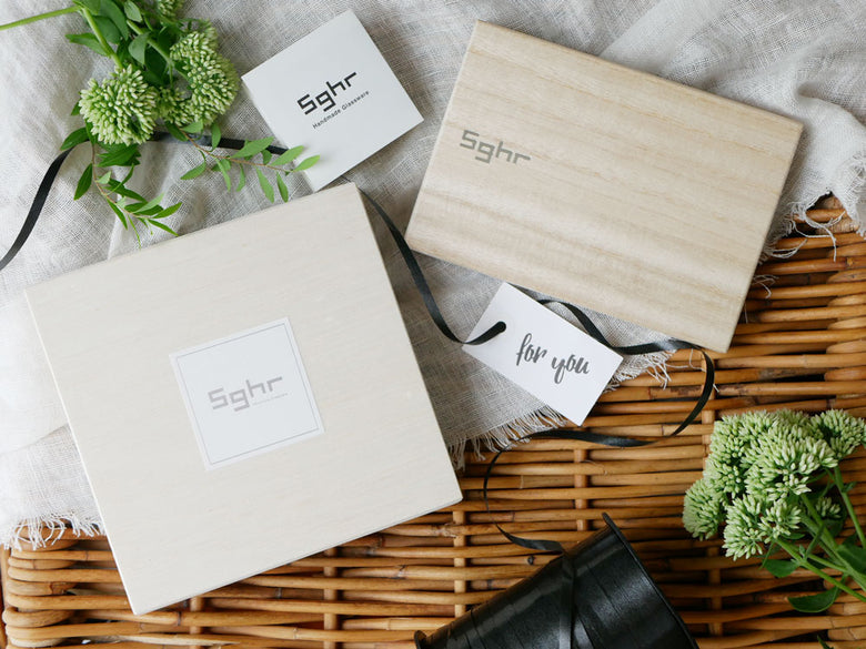 Sghrスガハラのガラス製はしおき5個セットが桐箱に入っており、クリア、フォレスト、タン、インディゴの色展開で並べられている