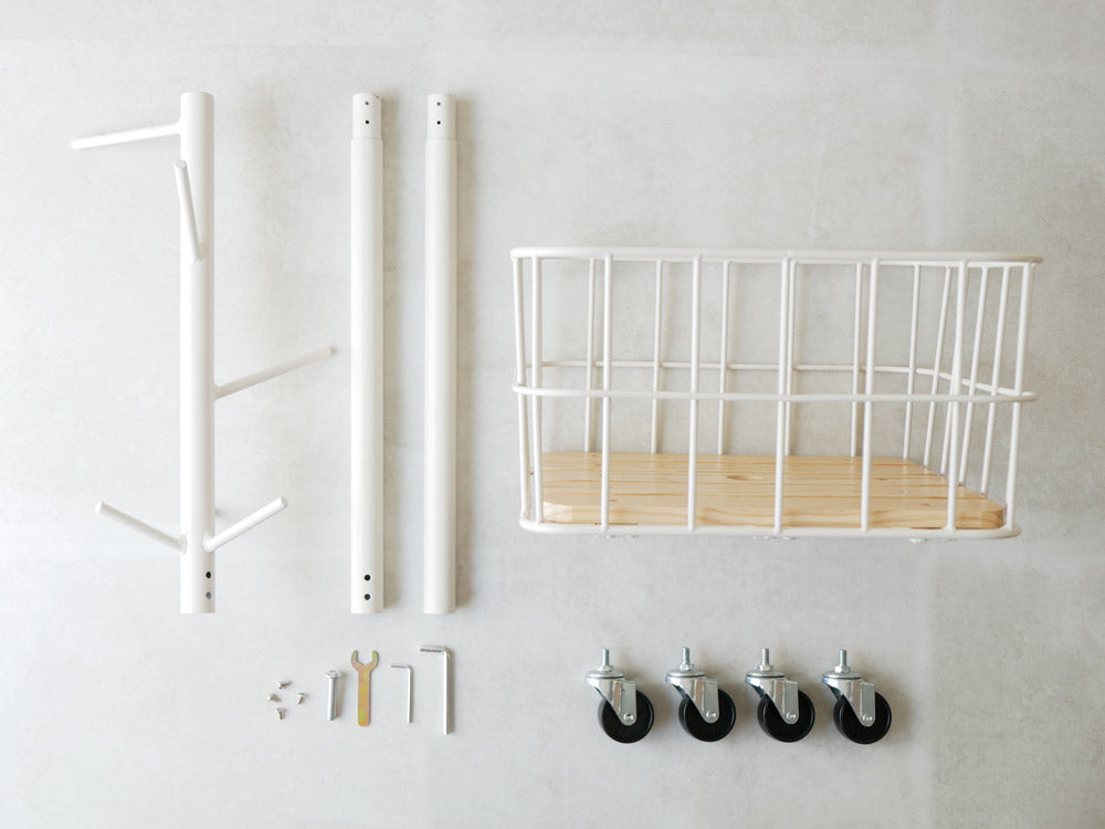 スチールフレームと木製底板のポールハンガー