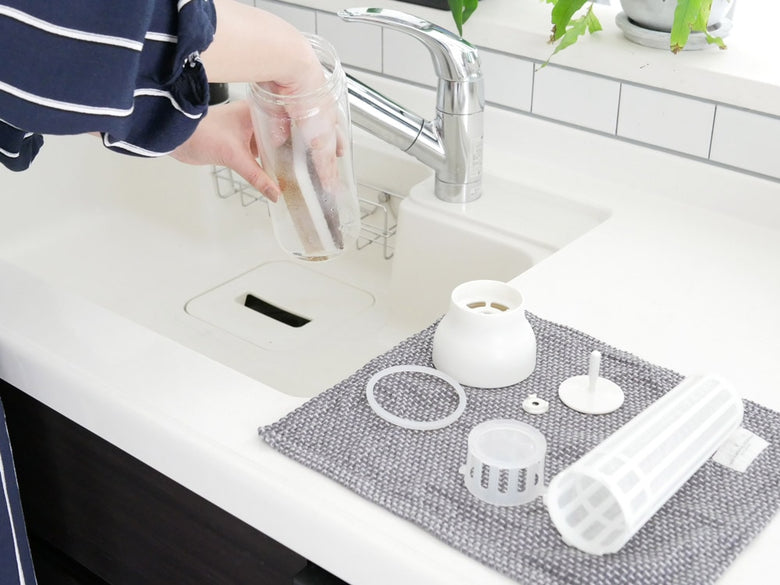 キッチンシンクに置かれたキントーのコールドブリューカラフェ