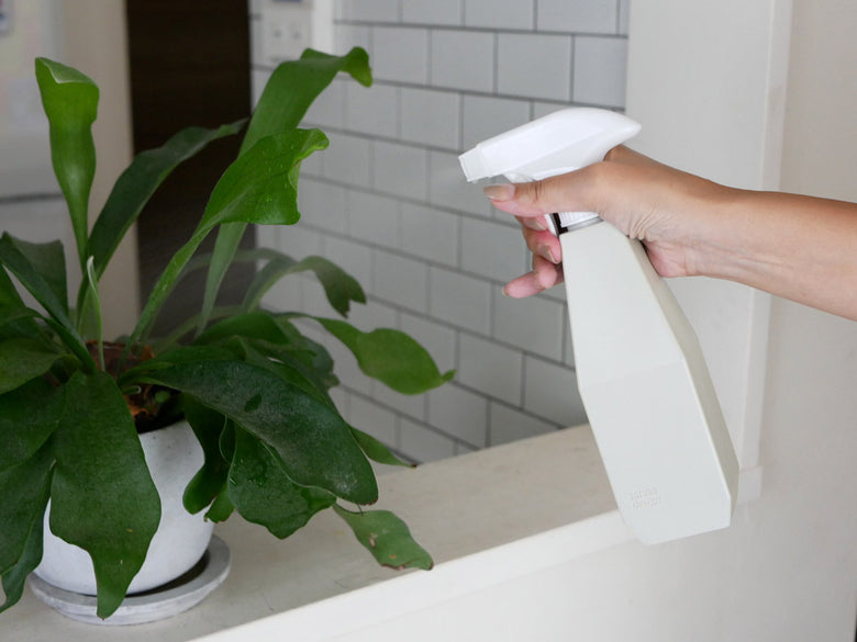 サラサデザインの360度回転可能な2wayスプレーボトル、500ml、HDPEとPP素材