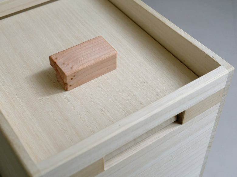 増田桐箱店のキャスター付き桐米びつ