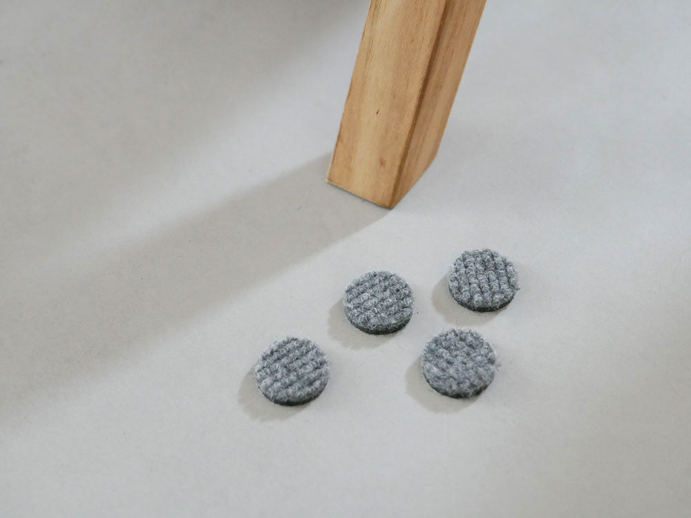 &CraftのTUSKER 1Pラウンジチェア。チーク無垢材とラタンを使用した一人用のシンプルでモダンなデザインの椅子