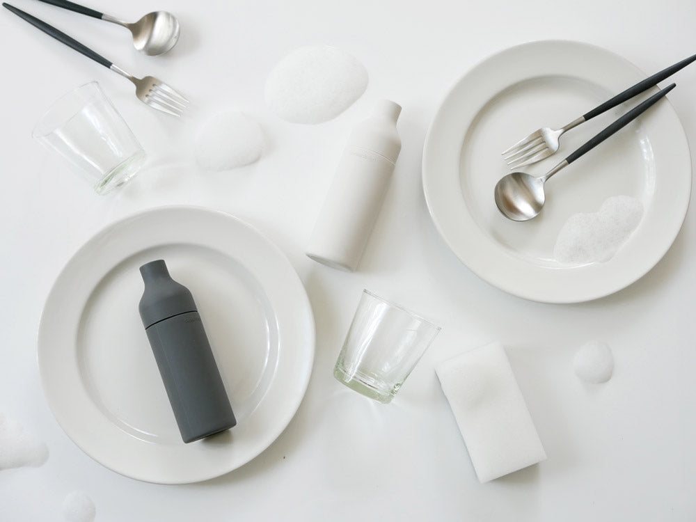 sarasa designのシリコン製スクイーズボトル。直径約5cm、高さ17cm、容量150ml。耐熱性があり、熱湯で洗浄可能。