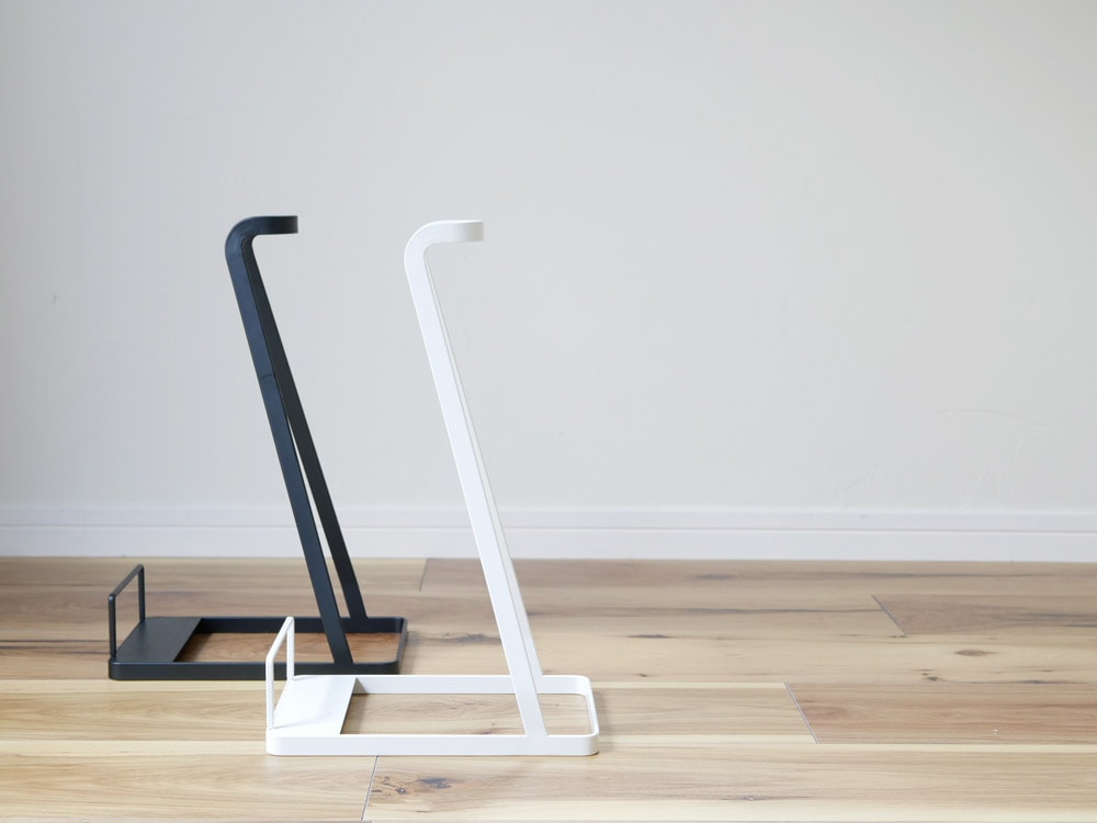 YAMAZAKIのタワー型スティッククリーナースタンドが木製床の上に置かれている製品画像