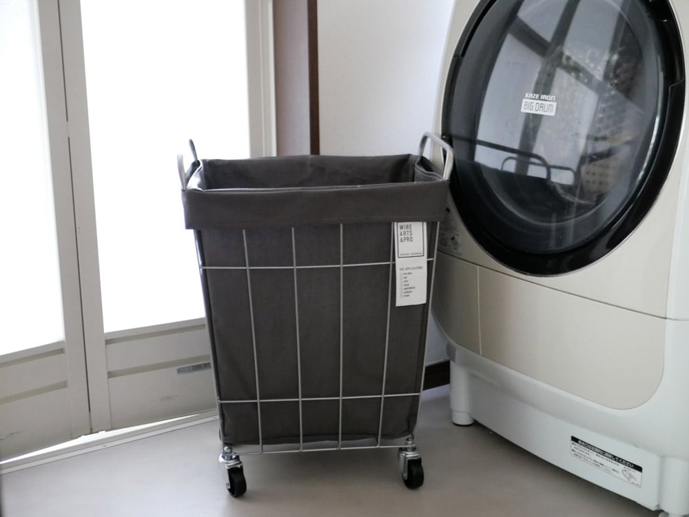 BRIDブリッドのランドリーストレージスクエア45L、灰色のキャスター付き洗濯バスケット