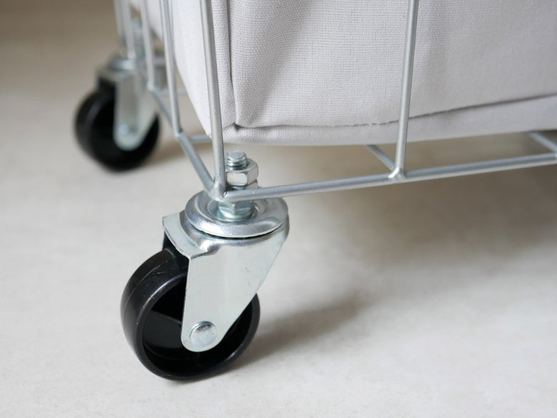 BRIDの銀色アルミ製45Lランドリーストレージカート、キャスター付きで移動可能