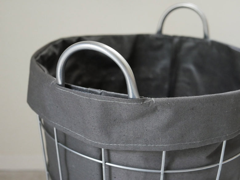 BRIDのグレーランドリーストレージバスケット、銀色ハンドル付きプラスチック製33リットル