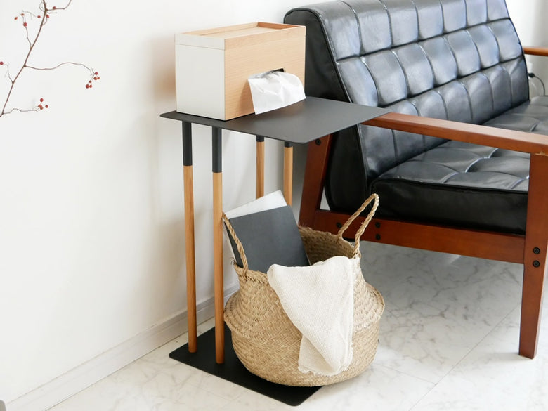 木製差し込みサイドテーブルに鉢植え