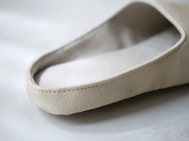 サラサデザインの白いバレエフラットルームシューズ、シルバー装飾付きで合成皮革とペット底を使用