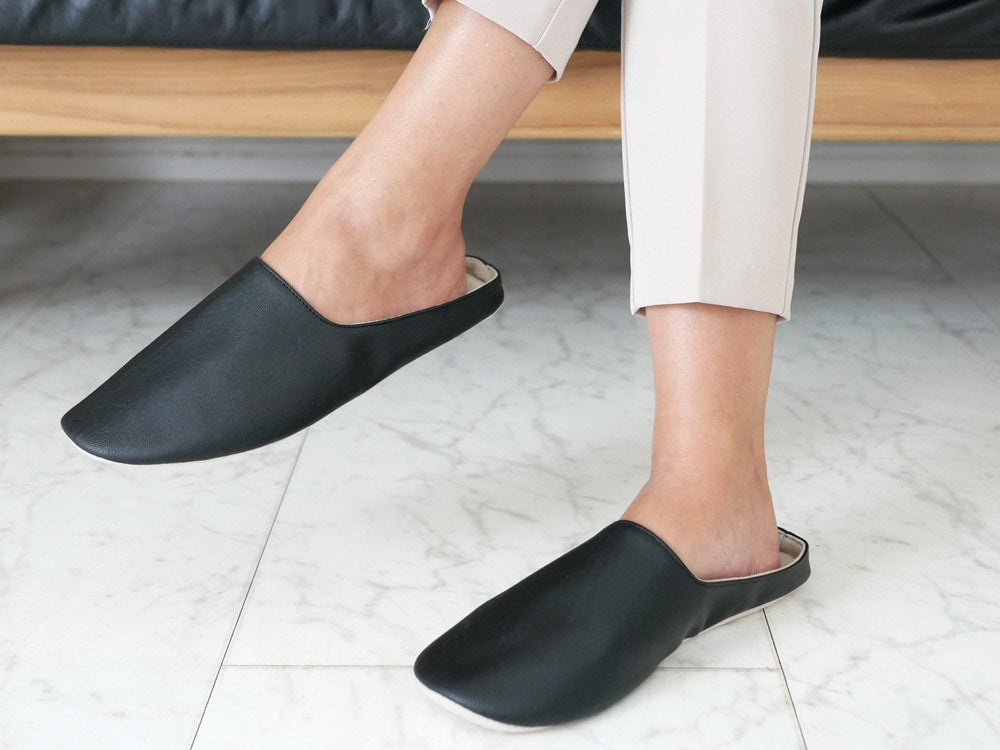 サラサデザインのプレーンステッチルームシューズ、白色合成皮革製の室内用スリッパ