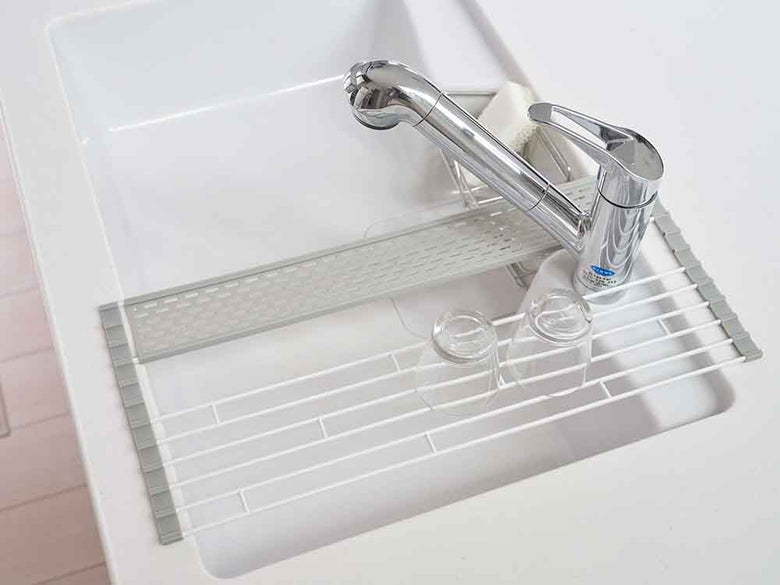 YAMAZAKI/Plateの折りたたみ水切りとシリコーントレーがシンクに設置されている