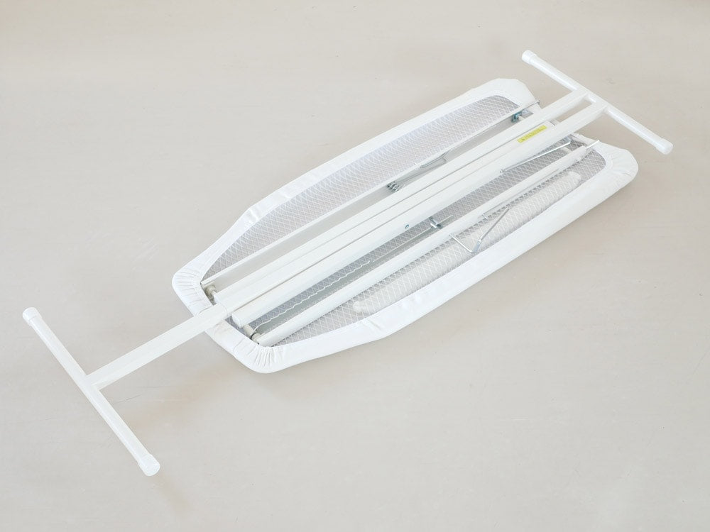 YAMAZAKIタワーの軽量スタンド式アイロン台