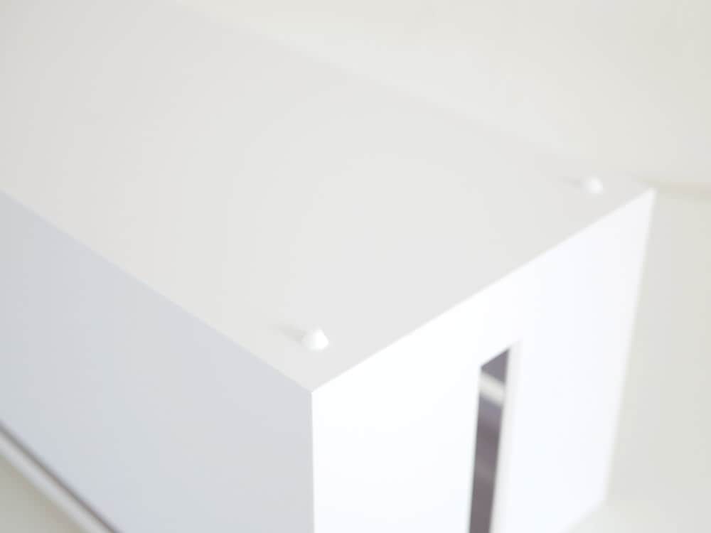 銀色のスマートテレビ裏ケーブルボックス