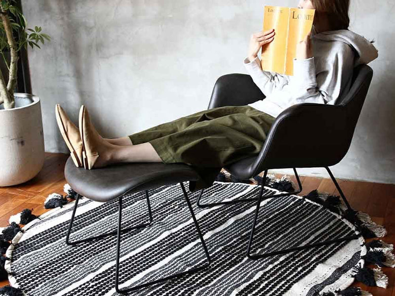 リビングルームに置かれたライトブラウンのオットマン