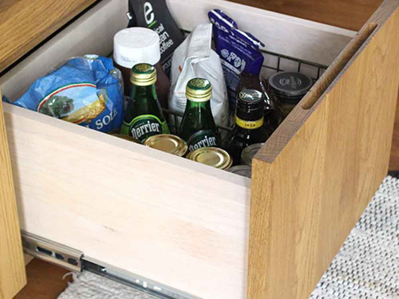 オーク無垢のキッチンボード、引き出しと棚付き