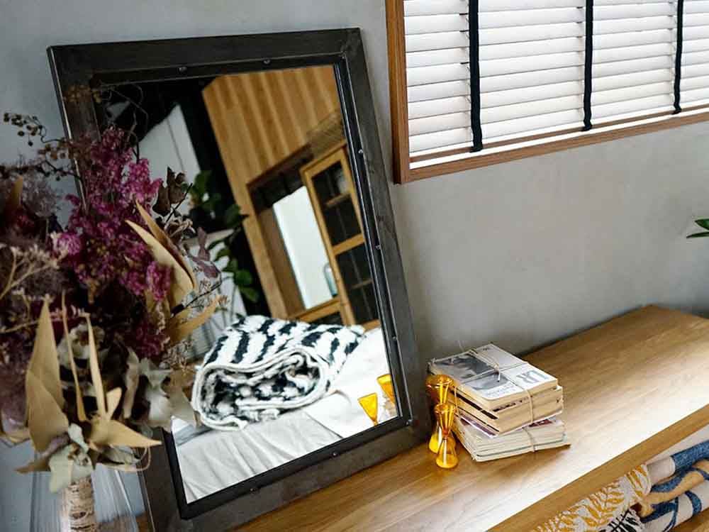 a.depeche製スチールミラーと花瓶を配したナチュラルな室内