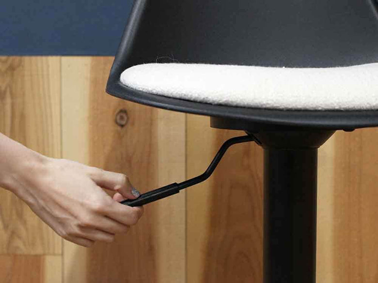 黒とアイボリーのa.depeche製カウンターチェア