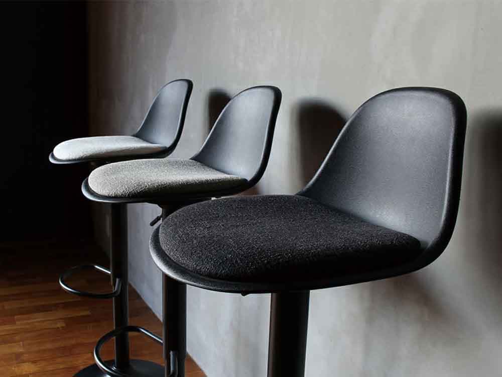 アデペシュNO-FPカウンターチェアの黒×アイボリーデザイン