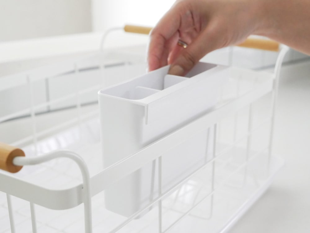 キッチンの棚に置かれたYAMAZAKI製トスカ水切りバスケット