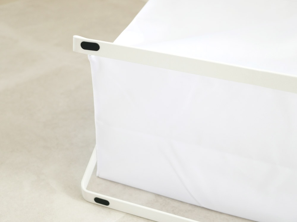 YAMAZAKI/tower製の手荷物収納ボックス。スチールフレームとポリエステルバスケットを使用し、幅46cm×奥行29cm×高さ40cm、容量32リットルで耐荷重10kgの収納ボックス