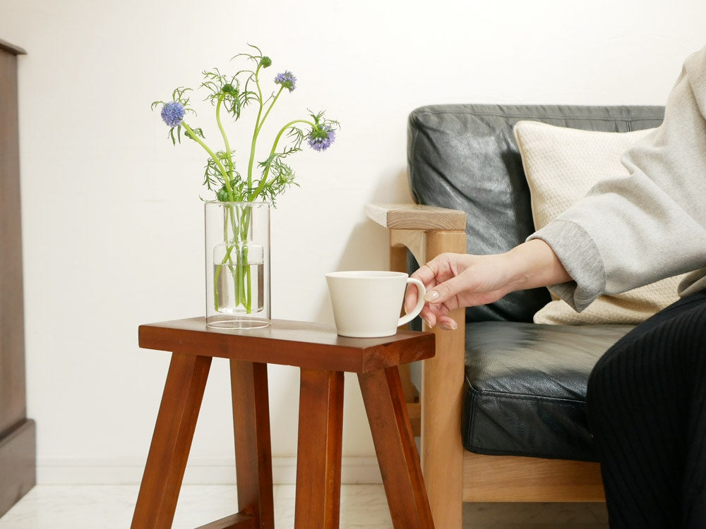 ポッシュリビングのガラス製フロートベースと植木鉢が木製のテーブル上に配置された様子