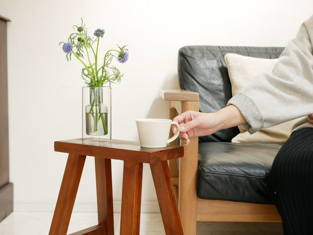 POSH LIVINGのガラス製フロートベースが木製デスクとスツールとともに配置されたモダンな室内インテリア