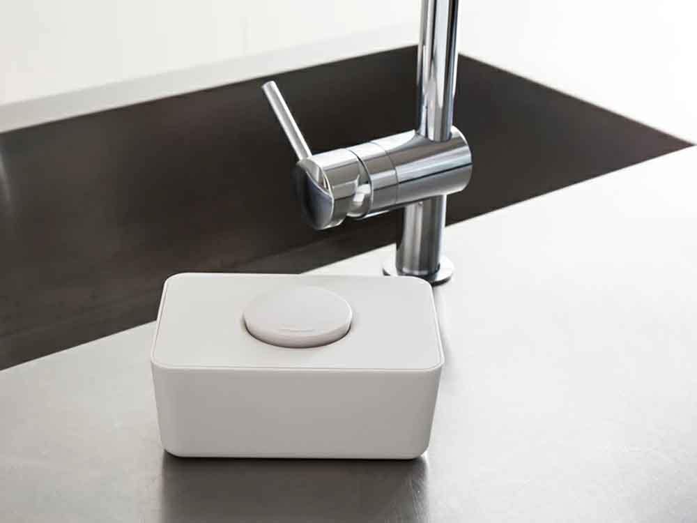 サラサデザインのシリコン蓋付きシルバーウェットティッシュホルダーがシンク上のカウンタートップに置かれたキッチン用品