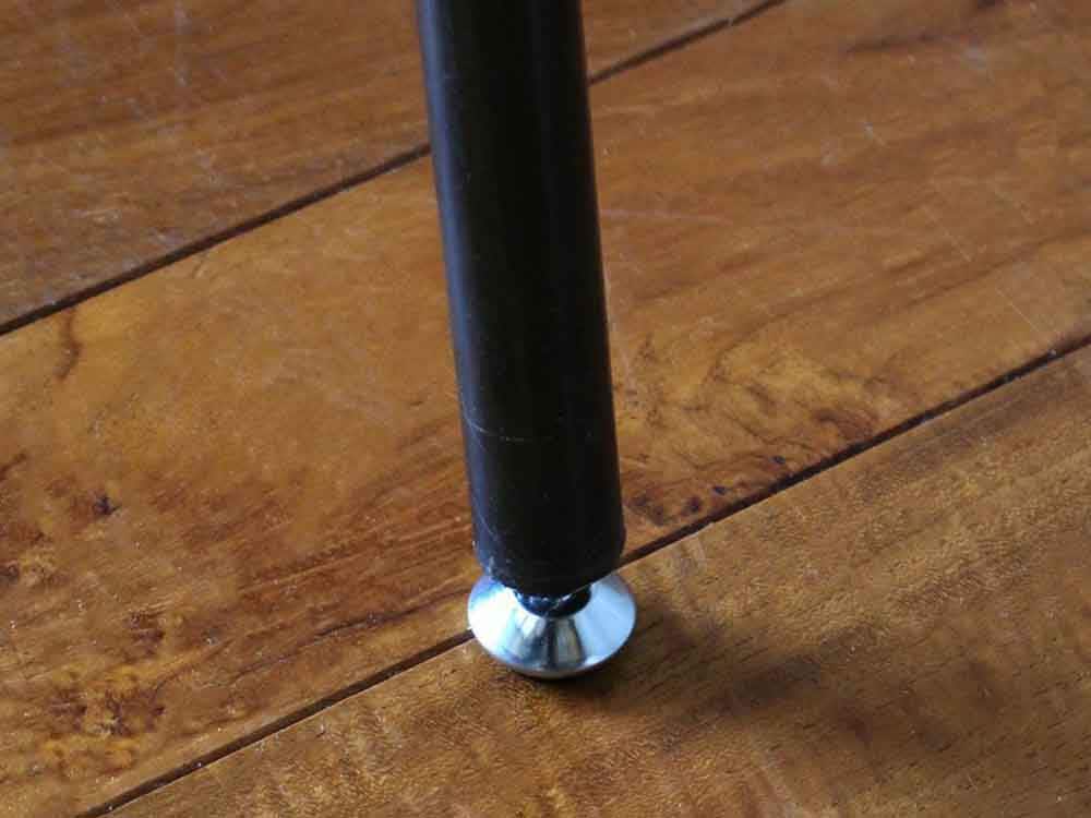 adepecheのG-knotガラステーブルと木製床