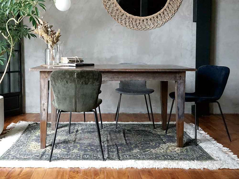 木製ダイニングテーブルと観葉植物が配置された室内