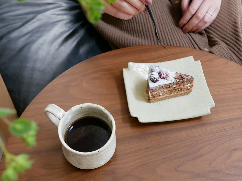南窯編集による手作り荒粉引隅切菓子皿にコーヒーカップが並べられた食卓のセット