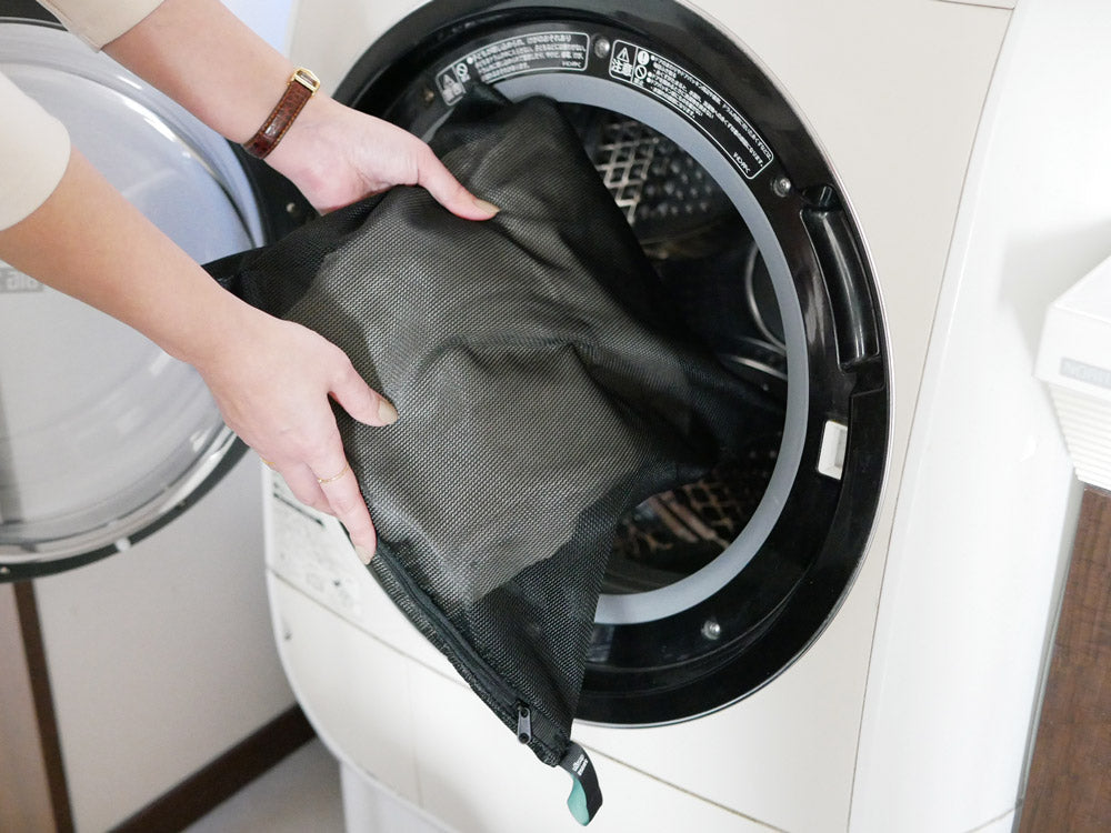 サラサデザイン製銀色フラットリバーシブルランドリーネット。ポリエステルとラテックス素材で、M（29.5×37cm）とL（40×46cm）のサイズがあり、家庭用洗濯に最適です。